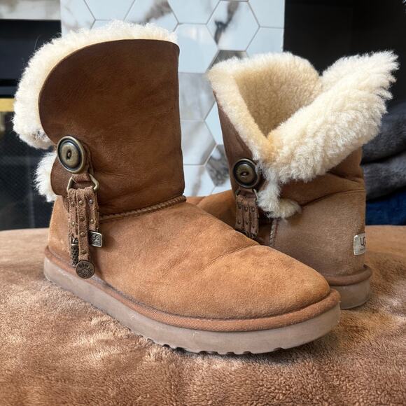 Ugg Women’s Azalea Charm Bailey Button Sheepskin Boots Sz 10 Chestnut Tan Camel - Picture 1 of 11